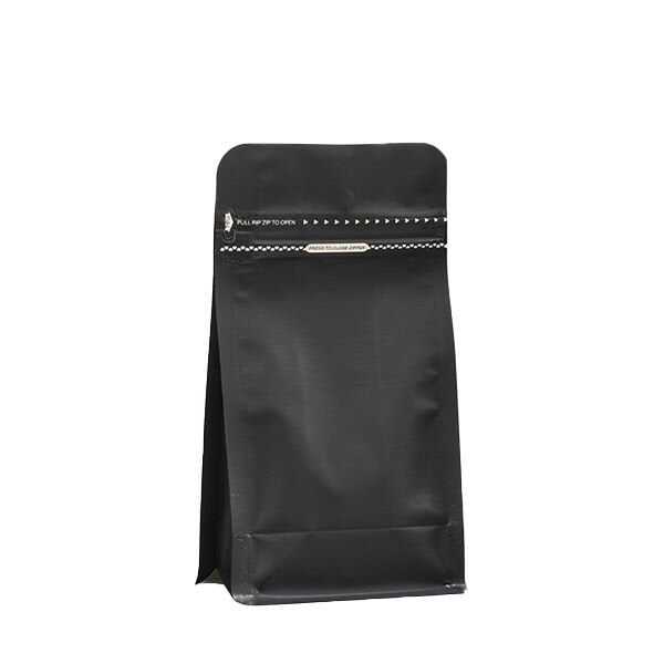 Mat Siyah Metalize Kilitli Flat Bottom 11.5x21.5x8 cm - 250 gr - Mat Siyah Metalize Kilitli Flat Bottom, eni 11,5 cm, boyu 21,5 cm uzunluğunda ve yaklaşık 250gr ürün almaktadır. Ürün gramajı, içine konulacak ürüne göre değişebilmektedir. Yandan ve alttan körüklü, gıda ile temasa uygun kilitli torbadır.

Mat Siyah Kilitli torba, kilitli mekanizma sayesinde ürünlerin taze kalmasını ve gıda güvenliği sağlamaktadır. Ürünün ilk kez tüketici tarafından açılmasını garanti altına alır. Siyah Metalize Box Pouch yeni nesil bir ürün olup, çevre dostu paketleyeme imkan sağlamaktadır. Mat Siyah Kilitli torba, ayakta durabilir özelliği sayesinde, ürünlerinize doğal ve şık bir görünüm kazandırır. Açık satılan tüm ürünlerde kullanılabileceği gibi, ağız yapıştırma makinesi ile ısı uygulanarak ağzı kapatılıp, kapalı ambalaj haline de getirilebilir.

Çekilmiş kahve, kahve çekirdeği, kuruyemiş, baharat, bitki çayları, şekerleme, evcil hayvan yemleri, bakliyat, kuru gıda, çikolata vb. kullanım alanları bulunmaktadır.