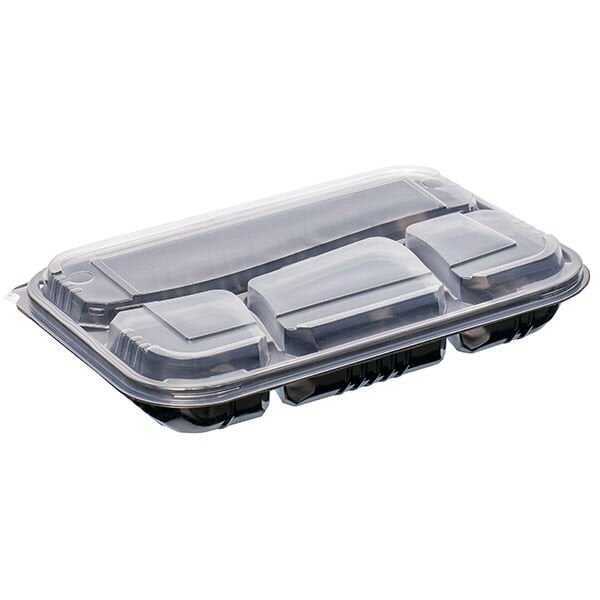 Limera Siyah Tabanlı 4 Bölmeli Kebap Kabı - Limera markalı, taban ölçüsü 28 x 18 cm, kapaklı ölçüsü 31 x 21 cm'dir. Kapak dahil 5,2 cm yüksekliğinde, tabanı siyah renkte, plastik, mikrodalgaya girebilen, ısıya dayanıklı, şeffaf kapaklı, kullan at 4 bölmeli sıcak servis setidir.

Kapak ürüne dahildir.

Restaurant ve cafelerin paket servislerinde, catering firmalarının davet ve yemek servislerinde kullanabileceği kaliteli, sızdırmaz ve sıcağa dayanıklı yemek kabıdır.

Restaurant ve cafelerin paket servislerinde, döner, pilav, kebap ve salata gibi 4 çeşit yemeğin bir arada sunabilmesi için uygundur.

Gıda ile temasa uygun, mikrodalgaya girebilen polipropilen (PP) malzemeden üretilmiştir.