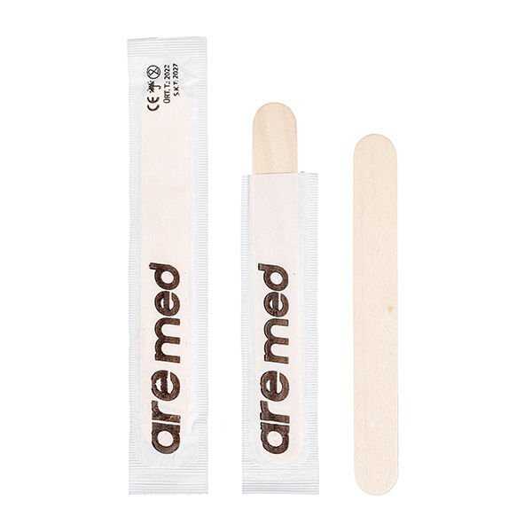 Sargılı Ahşap Dil Çubuğu (Abeslang) Büyük Boy 14x2 cm - Ağız ve boğaz muayenesi sırasında dilin aşağıya doğru bastırılmasını sağlayarak doktorların hastanın ağız içi ve boğazını daha rahat incelemesine yardımcı olur.

Ahşap Dil Çubuğu (Abeslang) 140x20 mm, ahşaptan üretilmiş tıbbi bir sarf malzemedir. Yüzeyi pürüzsüzdür ve hijyenik bir muayene için tek kullanımlık bir üründür.

Kuaförler ve güzellik merkezleri tarafından ağda ve benzeri kişisel bakım işlemlerinde ahşap dil çubuğu(Abeslang) kullanılmaktadır.

Ayrıca kreş ve çocuk eğitim merkezlerinde ahşap boyama gibi çeşitli etkinliklerde ahşap dil çubuğu(abeslang) kullanılmaktadır.